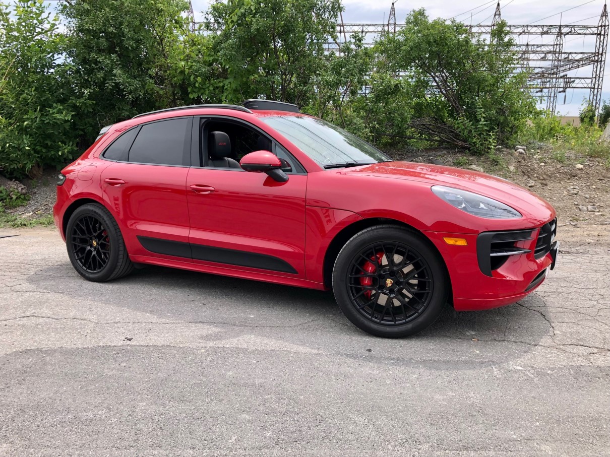 2021 porsche macan front