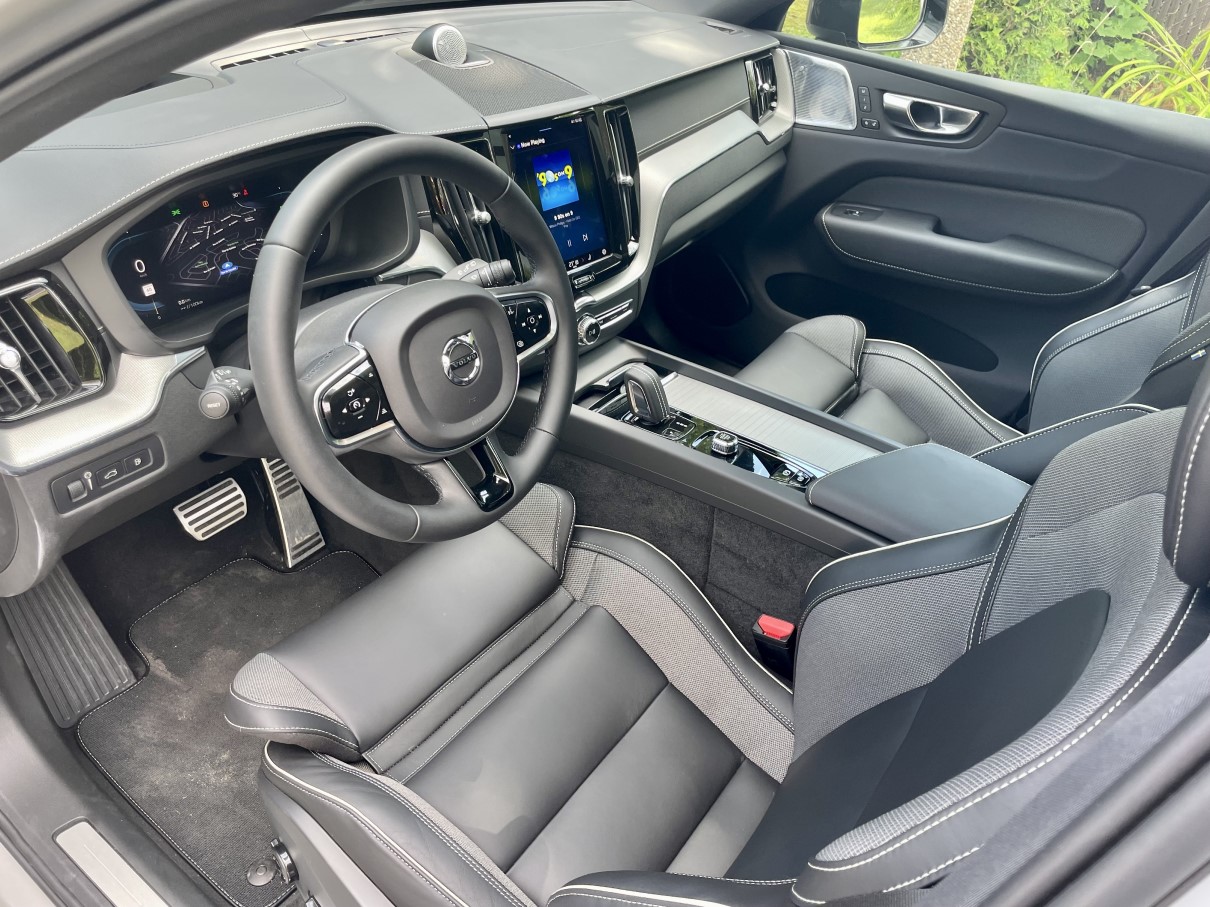 2022 volvo xc60 t8 recharge interior