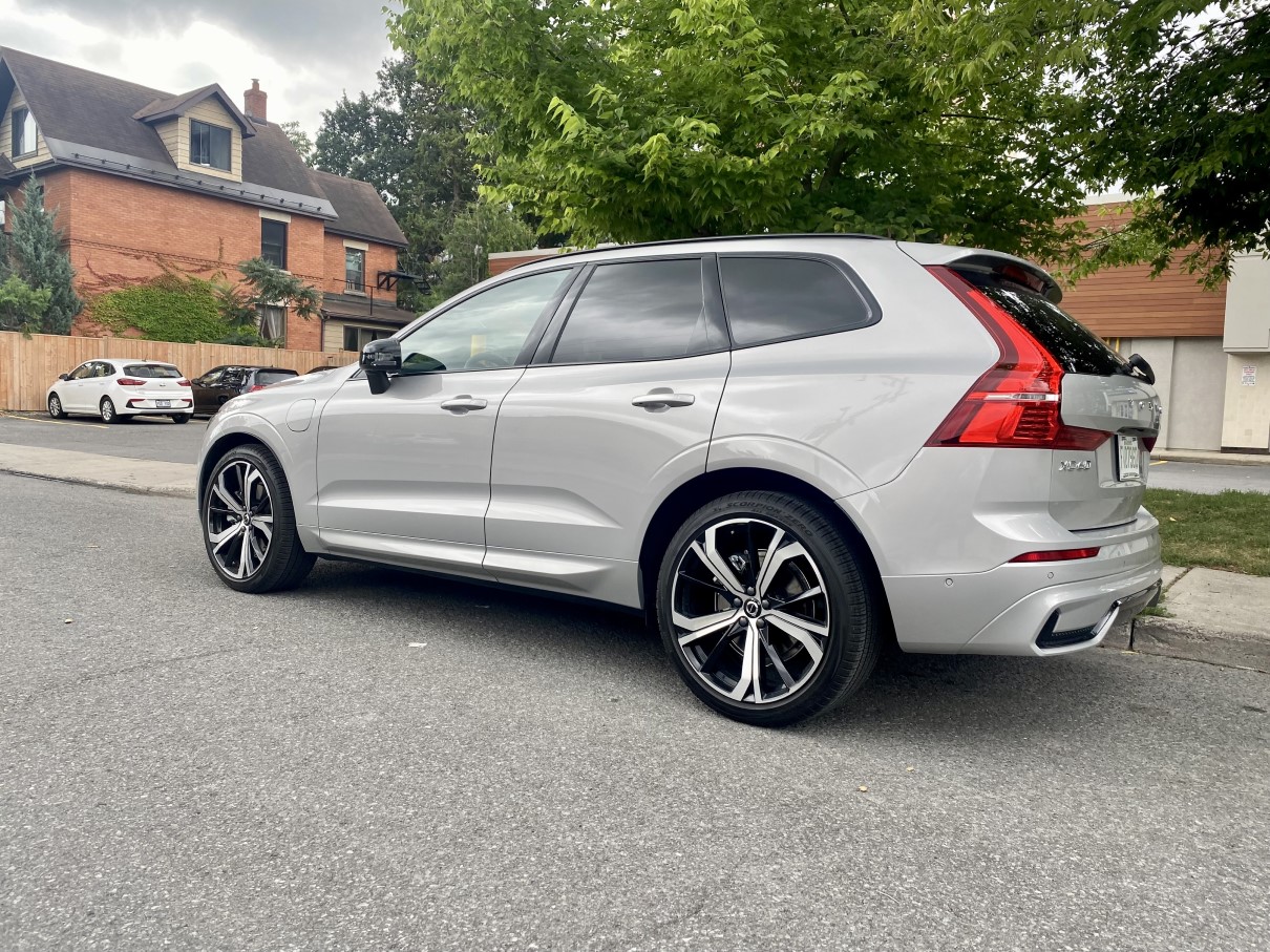 2022 volvo xc60 t8 recharge rear