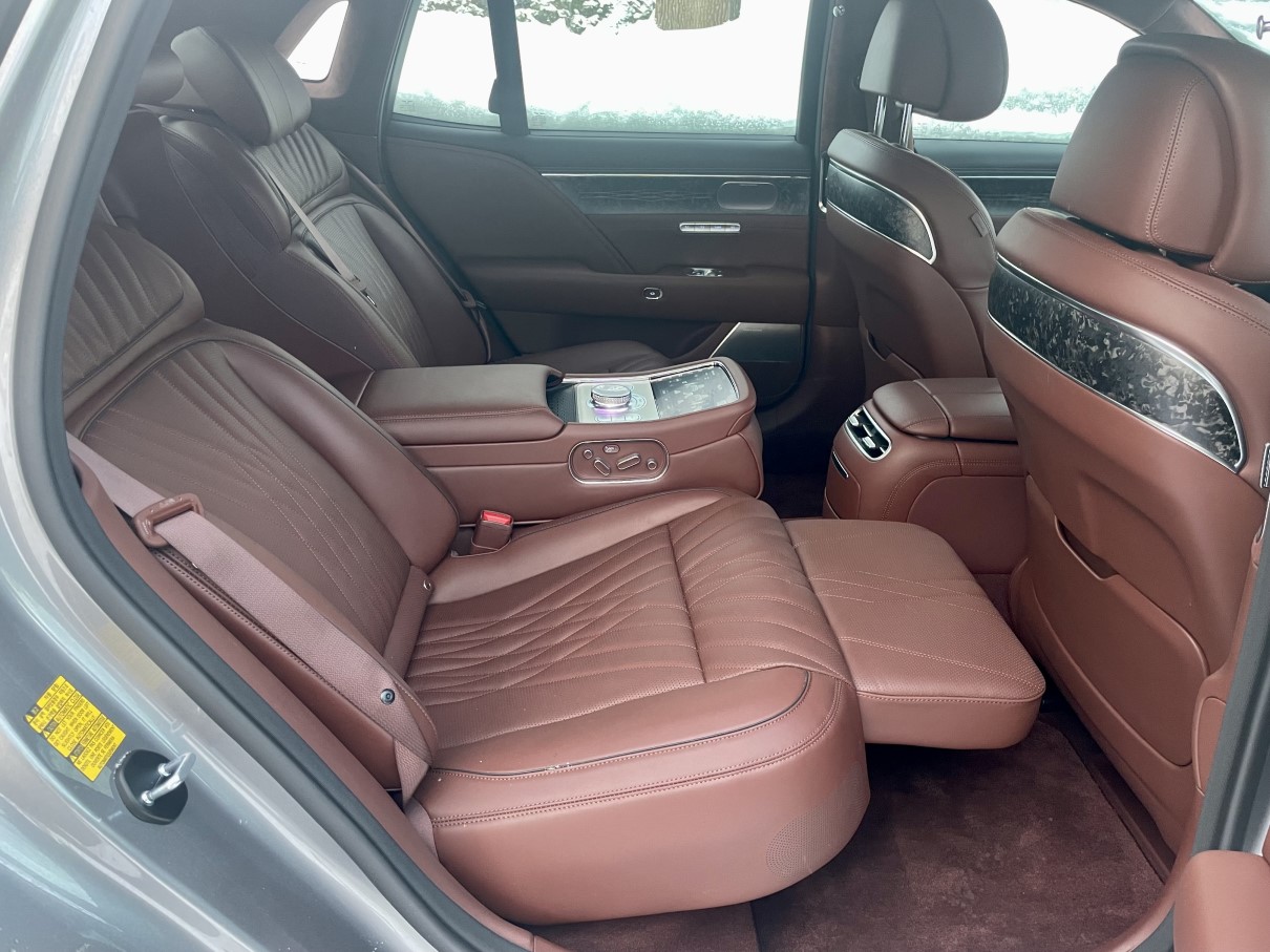 2023 genesis g90 reat seat