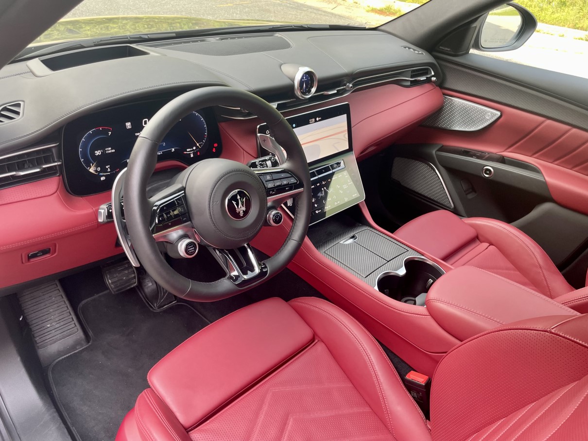 2023 maserati grecale interior