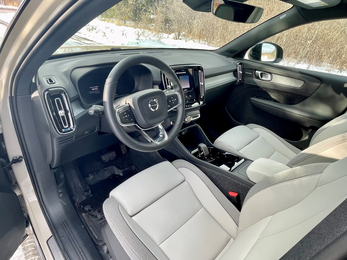 2025 volvo ex40 interior